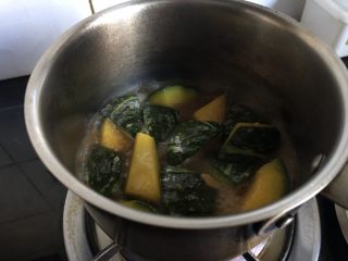 小奶锅煮日式南瓜,加水至即将没过，煮开后加盖转小火。