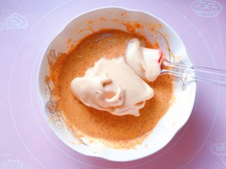 红糖红枣糕,取1/3的蛋白霜放入蛋黄糊中，从下往上翻拌均匀。