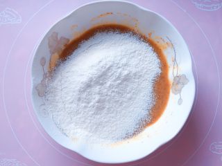 红糖红枣糕,筛入低筋面粉。
