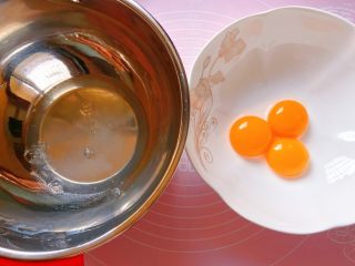 红糖红枣糕,将蛋清 蛋黄分离，装蛋清的盆要确保无水无油。