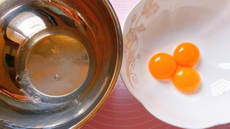 红糖红枣糕,将蛋清 蛋黄分离，装蛋清的盆要确保无水无油。