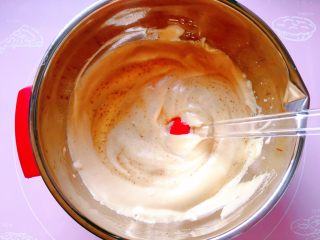 红糖红枣糕,将混合好的蛋黄糊倒入蛋白盆中，以同样的手法翻拌均匀（不要画圈）。