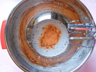 红糖红枣糕,在蛋白中加入几滴白醋，红糖分次加入蛋白打发。