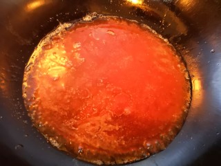 茄汁杏鲍菇,锅中放少许油，油热倒入酱料