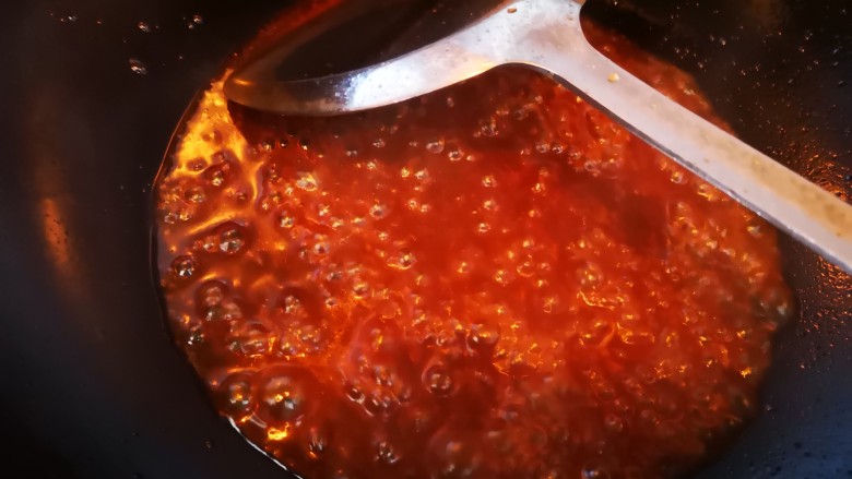 茄汁杏鲍菇,炒至起大泡后关火