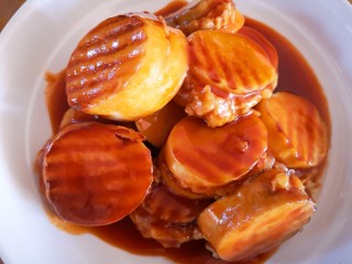 茄汁杏鲍菇,将酱汁浇在煎好的杏鲍菇上