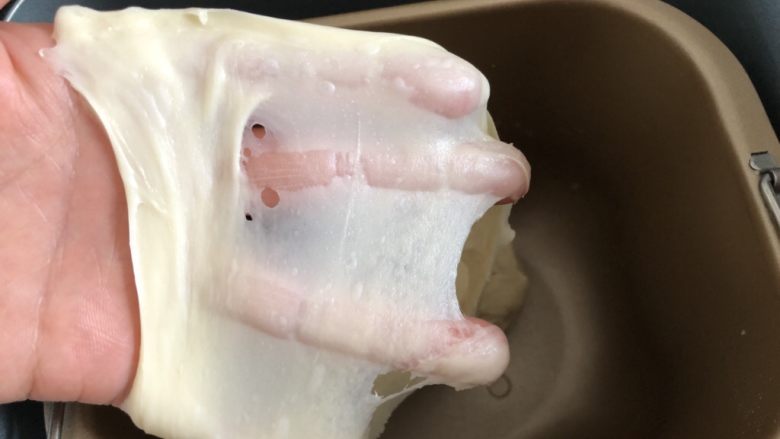 奶香吐司,搅拌至容易破的粗膜时