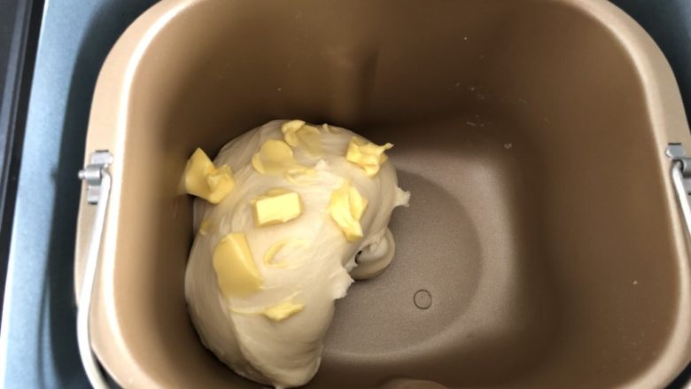 奶香吐司,放入室温软化的黄继续搅拌