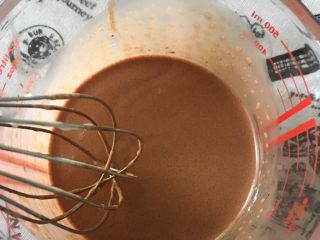 1杯份草莓·芒果·巧克力慕斯,将融化好的巧克力牛奶吉利丁粉跟淡奶油混合均匀