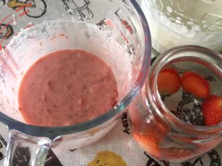 1杯份草莓·芒果·巧克力慕斯,这个就是淡奶油跟草莓吉利丁粉混合均匀的，草莓我用破壁机打留了点大颗粒，吃的时候口感更好。
