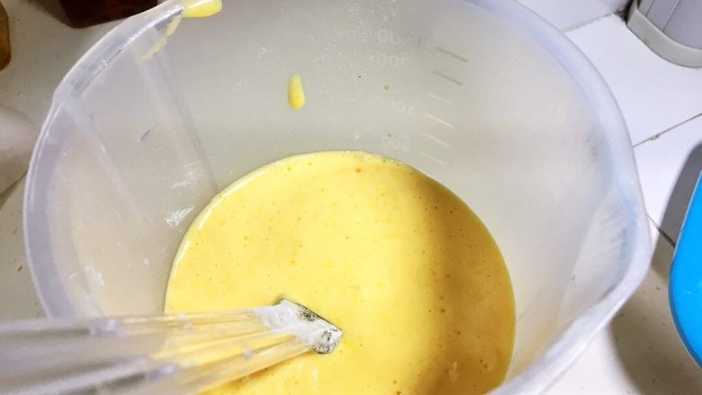 空气炸锅版-全蛋液-无黄油纸杯蛋糕,倒入一个有尖嘴的容器