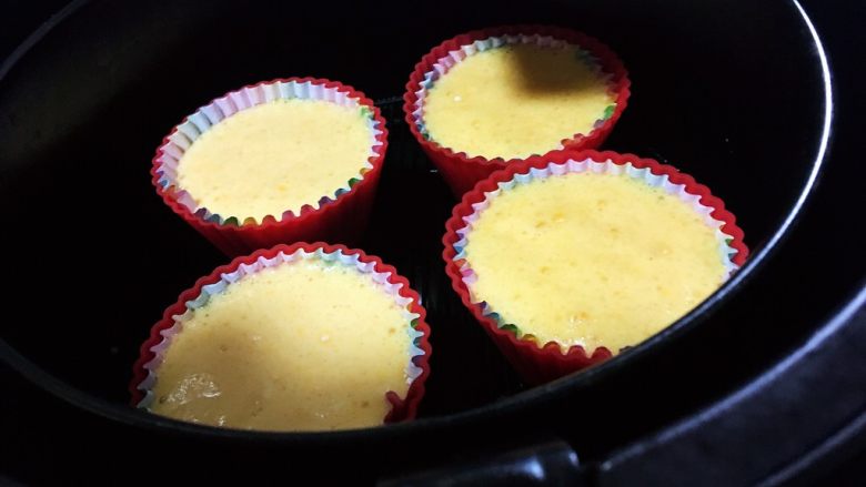 空气炸锅版-全蛋液-无黄油纸杯蛋糕,空气炸锅只能放4个，所以多几次吧