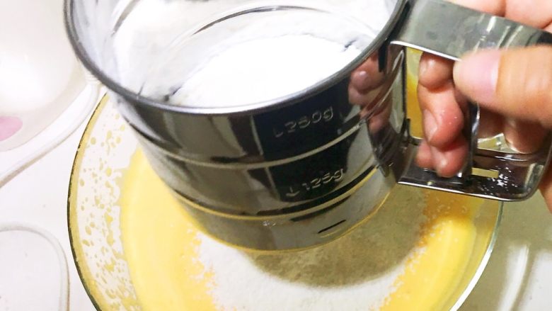 空气炸锅版-全蛋液-无黄油纸杯蛋糕,面粉过筛