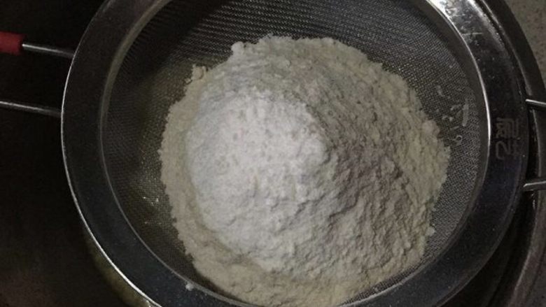 传统老婆饼,筛入面粉