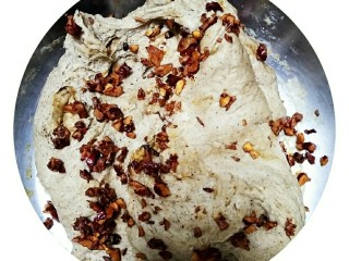 红枣杂粮馒头,红枣切碎，加入红糖揉成团