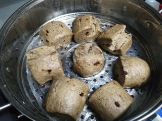 红枣杂粮馒头,切成剂子凉水上锅蒸25分钟