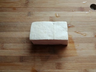 糖醋鹌鹑蛋豆腐,准备老豆腐一块。