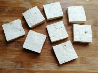 糖醋鹌鹑蛋豆腐,再把豆腐改切成小方块。