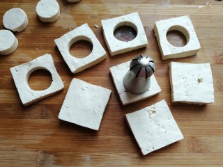 糖醋鹌鹑蛋豆腐,然后找一个合适的圆形模具，在豆腐中间刻出一个圆形，将刻出的小圆片豆腐也留用。