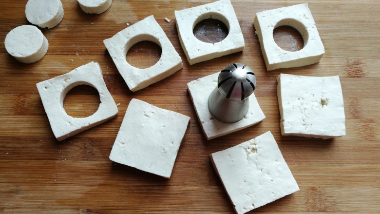 糖醋鹌鹑蛋豆腐,然后找一个合适的圆形模具，在豆腐中间刻出一个圆形，将刻出的小圆片豆腐也留用。