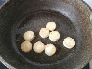 糖醋鹌鹑蛋豆腐,再把小圆片豆腐也放入锅中煎至两面金黄，煎好后也盛起备用。