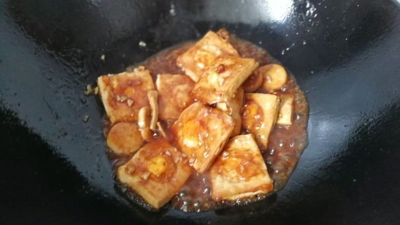 糖醋鹌鹑蛋豆腐,再调入少许盐用锅铲翻炒几下，让每块豆腐都均匀的沾上糖醋汁。
