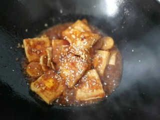糖醋鹌鹑蛋豆腐,最后撒适量白芝麻收汁即可出锅装盘，然后撒上葱花就可享用啦。