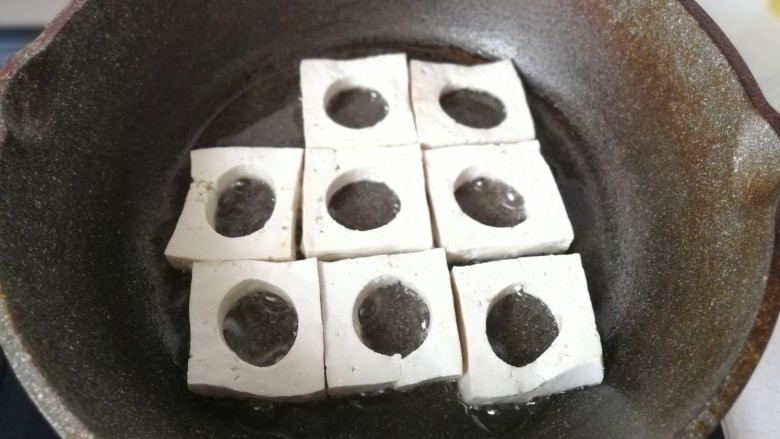 糖醋鹌鹑蛋豆腐,锅中倒入适量油，把刻好的豆腐块放入锅中。