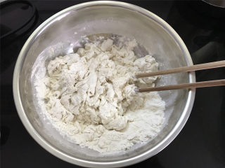 肉桂苹果馅饼,酵母用水融化后加入面粉中搅成面絮。