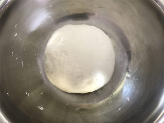 肉桂苹果馅饼,揉成软硬合适、不粘手的的面团后放温暖处进行发酵。