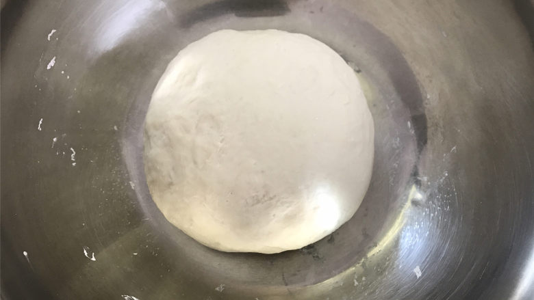 肉桂苹果馅饼,揉成软硬合适、不粘手的的面团后放温暖处进行发酵。