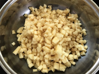肉桂苹果馅饼,在面团发酵的时候来做馅，苹果去皮洗净后切成小丁。