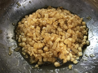 肉桂苹果馅饼,放锅中加1小勺的肉桂粉后加1小撮的盐和适量糖炒匀 。