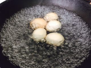 姜醋蛋,鸡蛋煮8分钟捞出