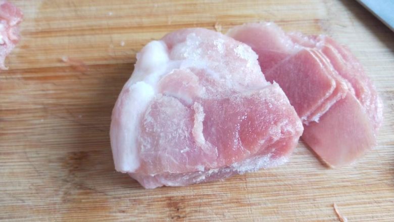 家常麻辣水煮肉片,猪瘦肉300克切成薄片。