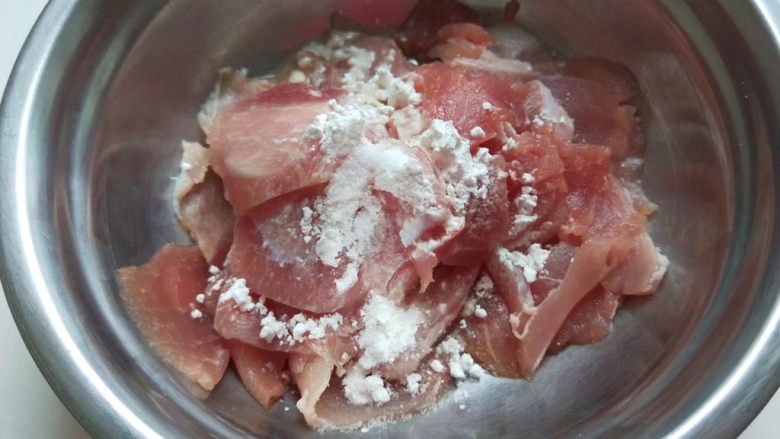家常麻辣水煮肉片,加入适量淀粉，适量料酒，适量盐抓匀腌制一会儿。