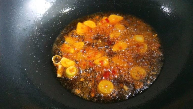 家常麻辣水煮肉片,在令起锅倒入适量油，放入葱姜蒜炒香。