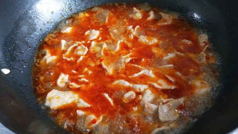 家常麻辣水煮肉片,肉放入锅中不益煮时间过长，变白色就可以了。
