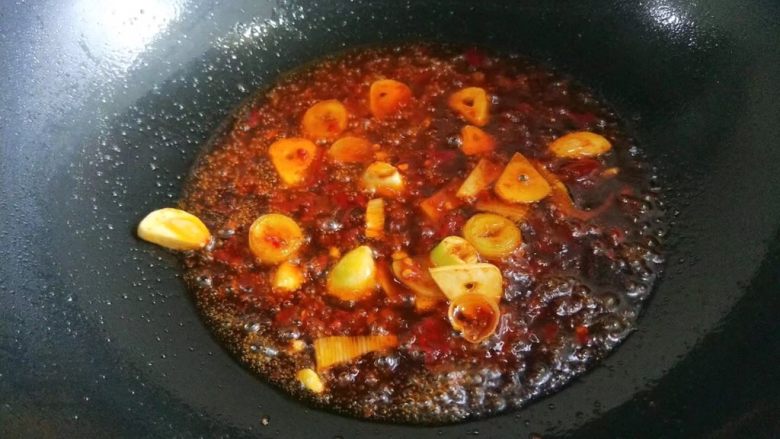家常麻辣水煮肉片,加豆瓣酱炒出红油。