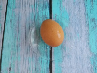 葱花炒鸡蛋,准备一个鸡蛋