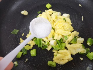 葱花炒鸡蛋,炒熟以后，加一勺盐