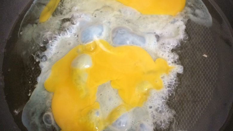 原只菠萝焗饭,热锅凉油，将鸡蛋倒入锅中，用筷子迅速搅混，当鸡蛋变成固体，即时离锅倒出。