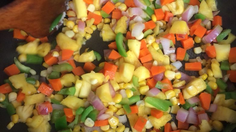 原只菠萝焗饭,将以上材料依次加入锅中翻炒，洋葱、青圆椒、红萝卜、玉米、菠萝肉，炒3⃣️分钟出锅。