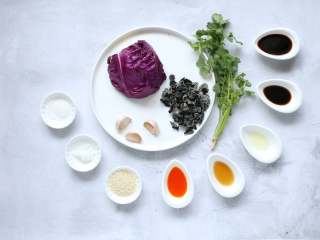 紫甘蓝拌木耳,准备好所需食材和调味。