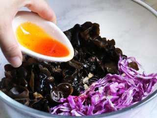 紫甘蓝拌木耳,将切好的紫甘蓝、木耳装入大碗中，加入生抽、香醋、花椒油、辣椒油，白砂糖、盐搅拌均匀。