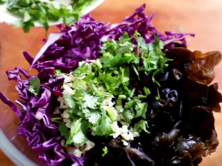 紫甘蓝拌木耳,将切好的香菜、大蒜放入大碗中。