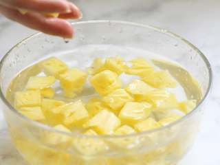 菠萝咕噜豆腐,菠萝去皮切成小块，放入盐水中浸泡片刻。菠萝经过盐水的浸泡后，将本身的甜味发挥至极致。