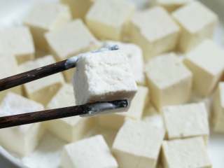 菠萝咕噜豆腐,将切好的豆腐块均匀裹上淀粉。