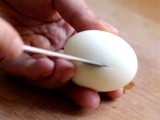 啤酒卤蛋,所有剥好的鸡蛋用刀在表面轻轻划几刀，不用划得太深，别把蛋黄破坏了。
