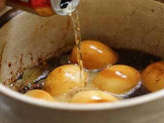 啤酒卤蛋,将处理好的鸡蛋放入锅中，使其均匀裹上酱汁，然后再倒入一整罐的啤酒。